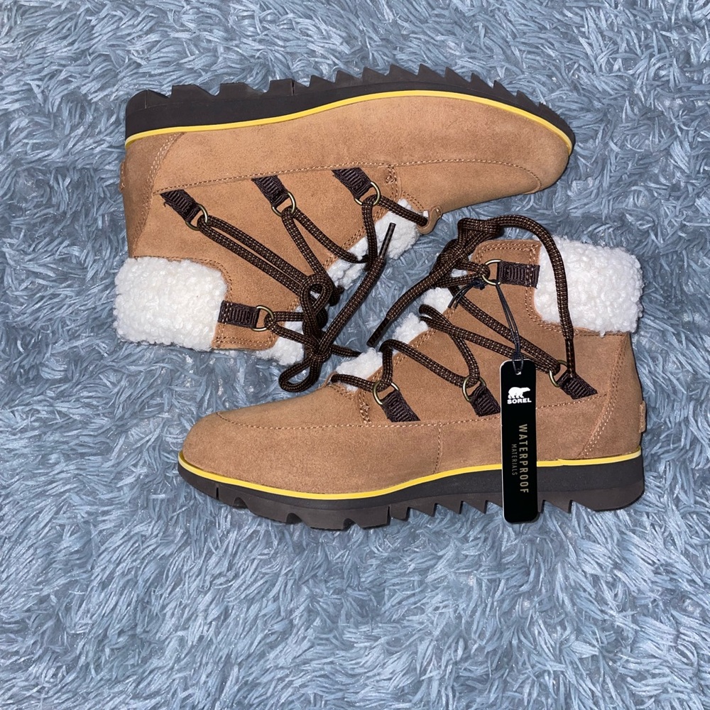 Women’s SOREL waterproof boots (Size 7.5)